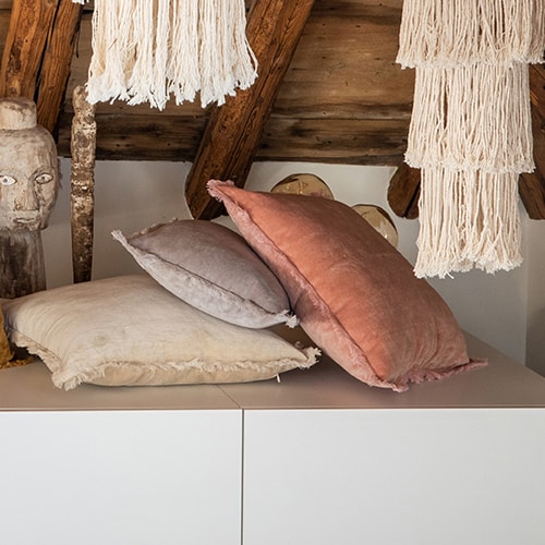 Coussin à frange en velours rose 30 x 50 cm - Fara