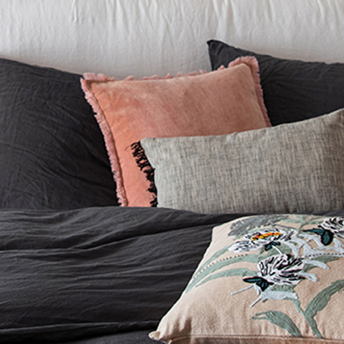 Coussin à frange en velours rose 45 x 45 cm - Fara