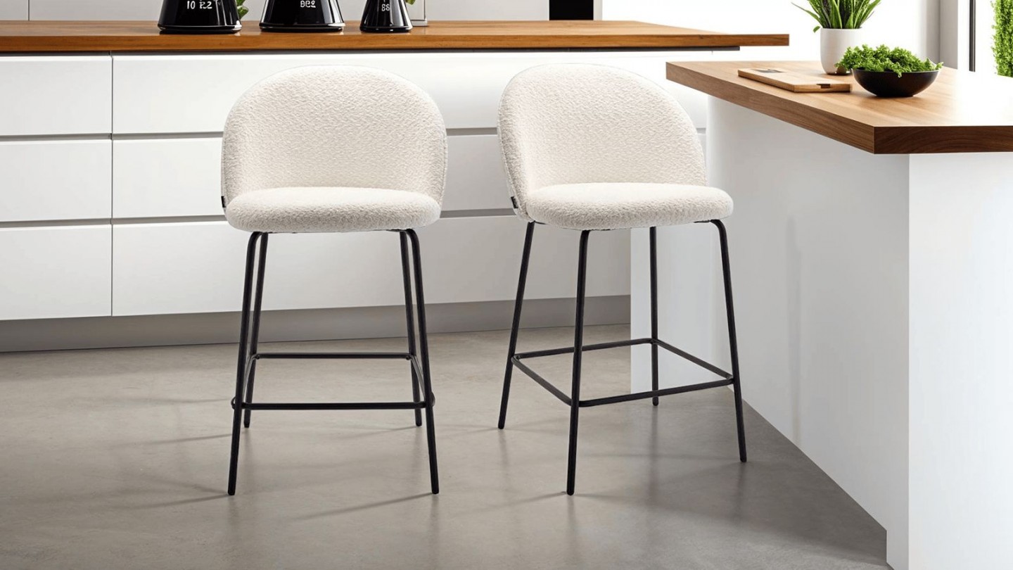 Lot de 2 tabourets de bar en tissu bouclette beige, piètement noir - Alta