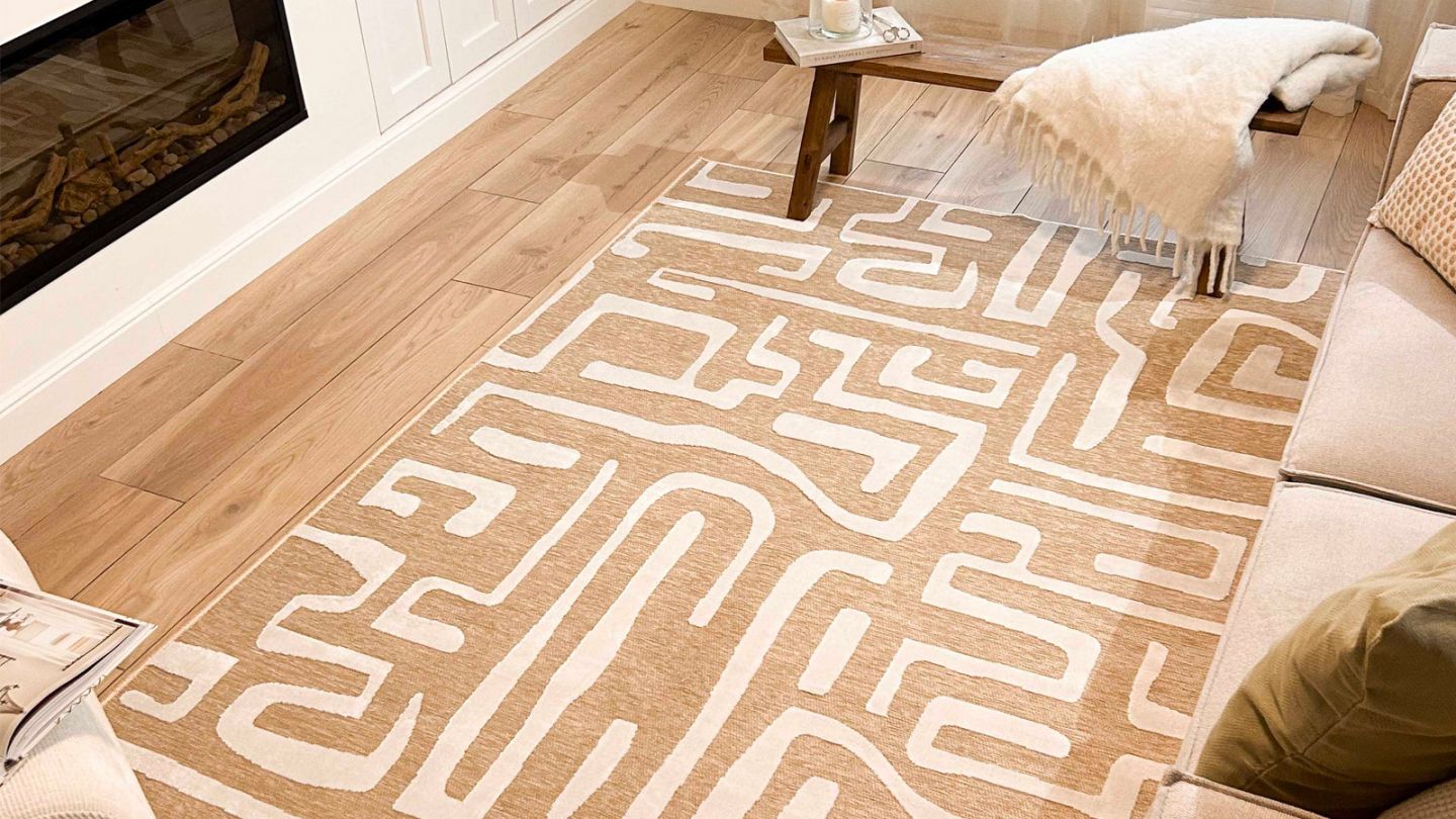 Tapis beige à lignes abstraites blanches 240x230 cm - Fienna