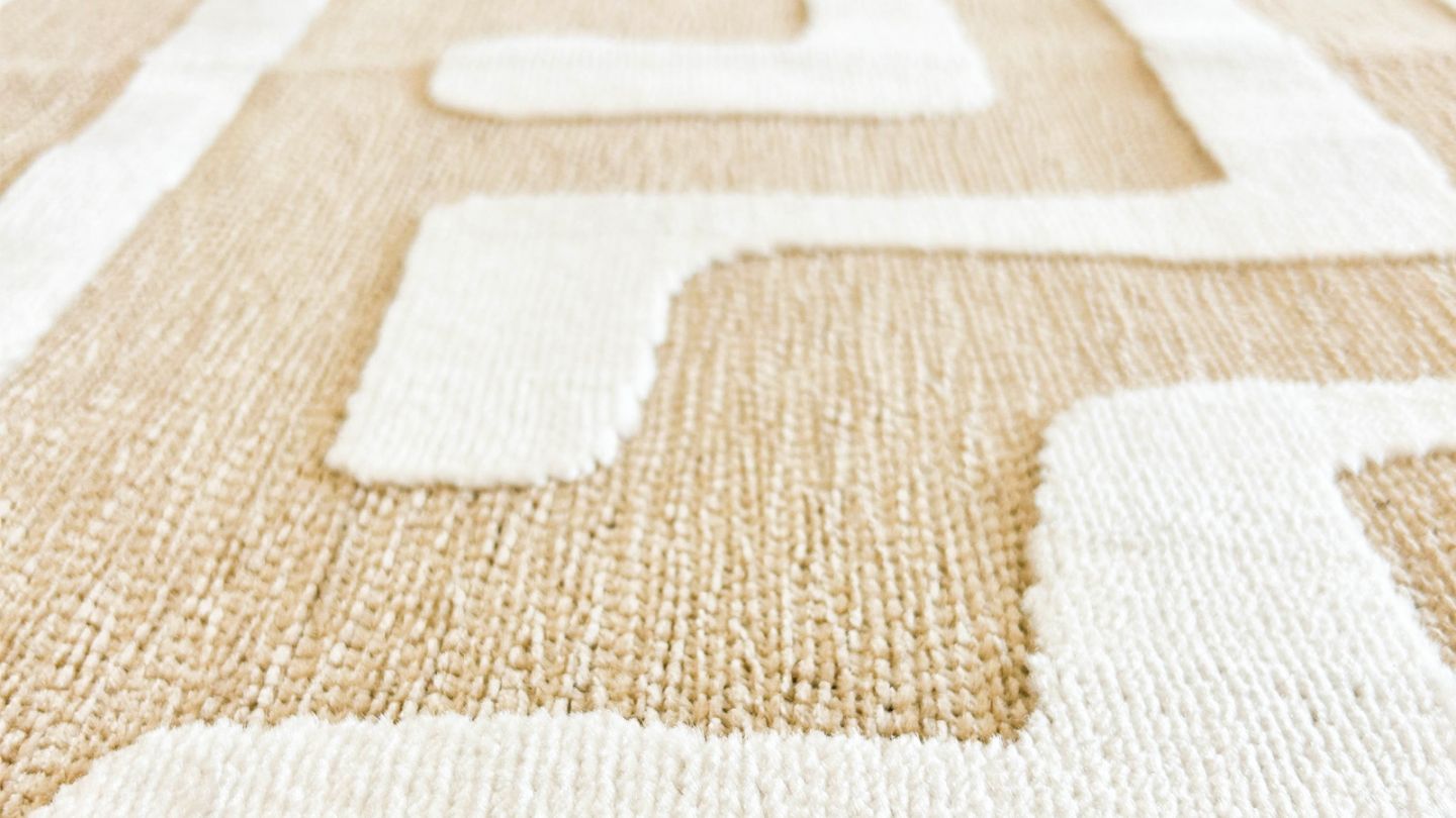 Tapis beige à lignes abstraites blanches 240x230 cm - Fienna