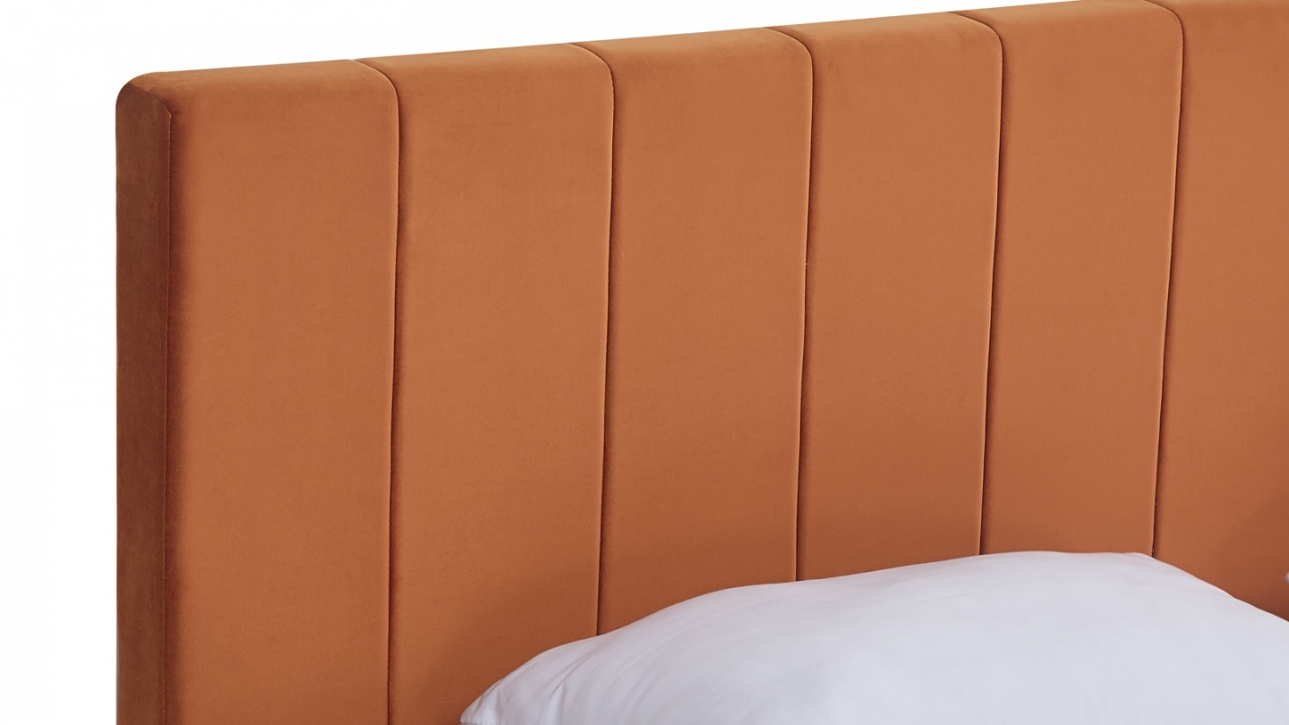 Lit adulte 180x200 cm avec tête de lit capitonnée en velours terracotta - William