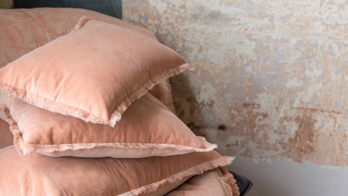 Coussin à frange en velours rose dragée 40 x 65 cm - Fara