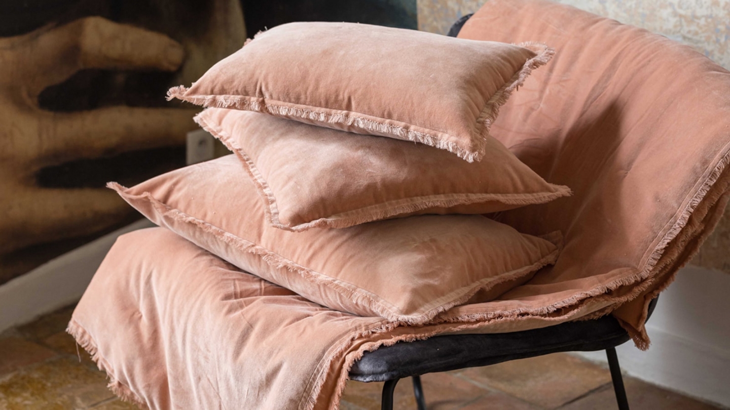 Coussin à frange en velours rose dragée 40 x 65 cm - Fara