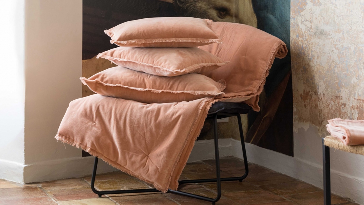 Coussin à frange en velours rose dragée 40 x 65 cm - Fara