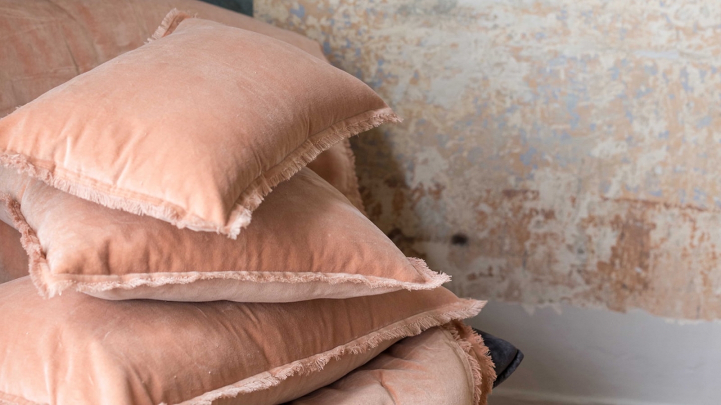 Coussin à frange en velours rose dragée 30 x 50 cm - Fara