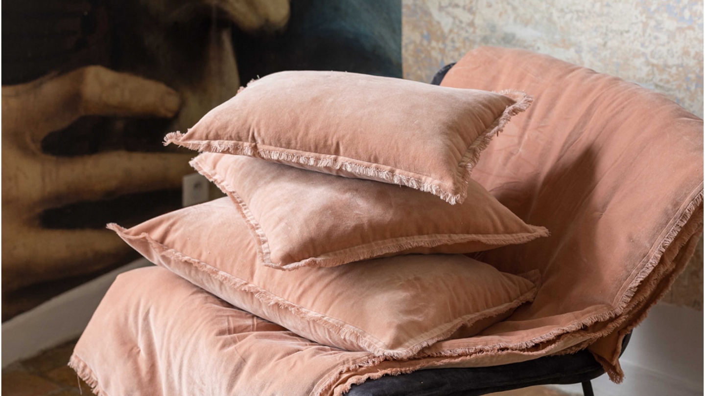 Coussin à frange en velours rose dragée 30 x 50 cm - Fara