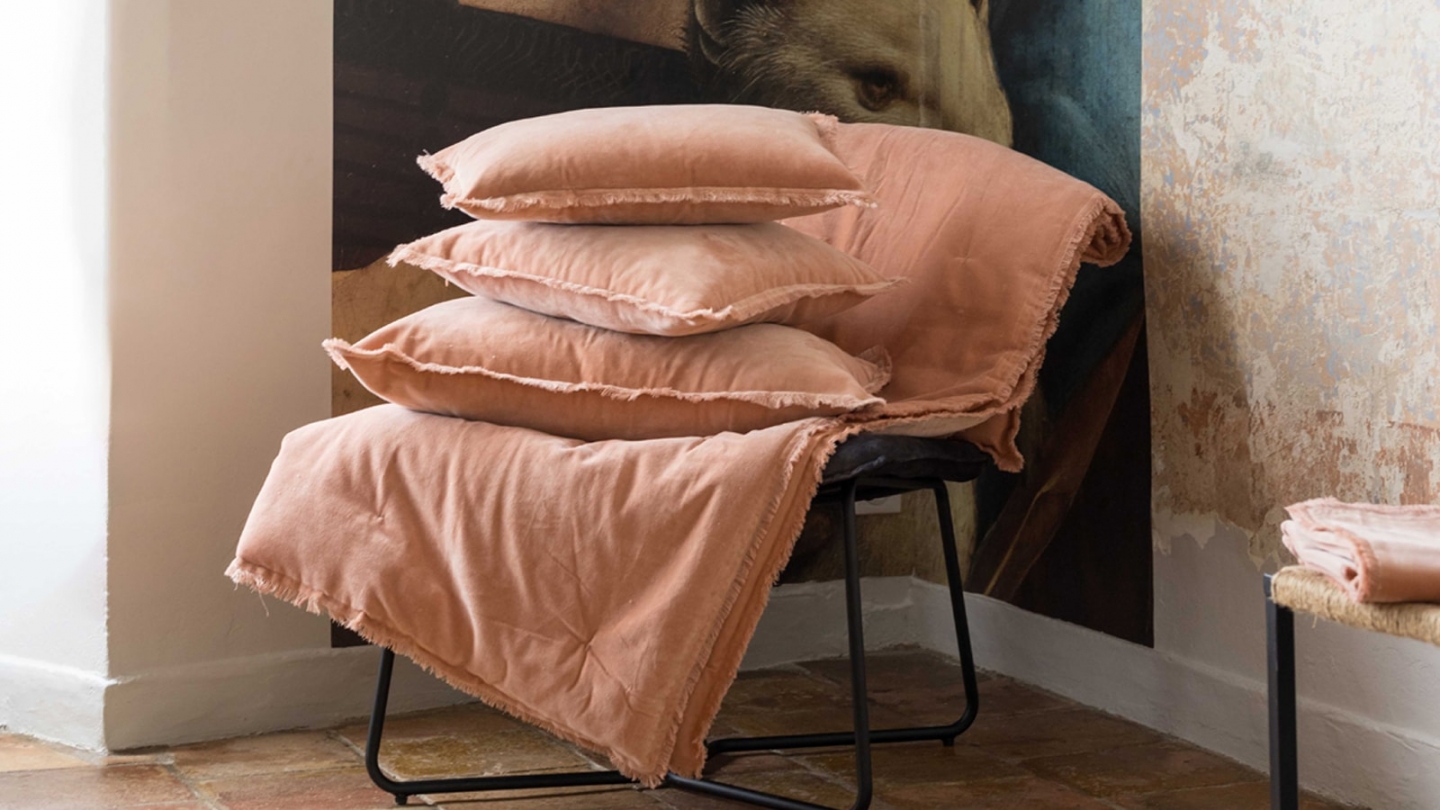 Coussin à frange en velours rose dragée 30 x 50 cm - Fara