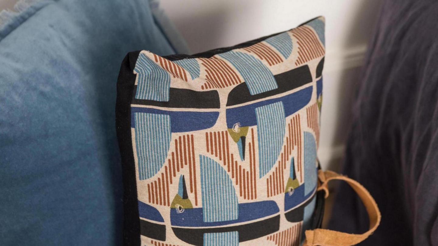 Coussin à frange en velours bleu acier 45 x 45 cm - Fara