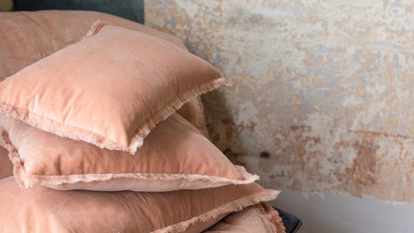 Coussin à frange en velours rose dragée 45 x 45 cm - Fara