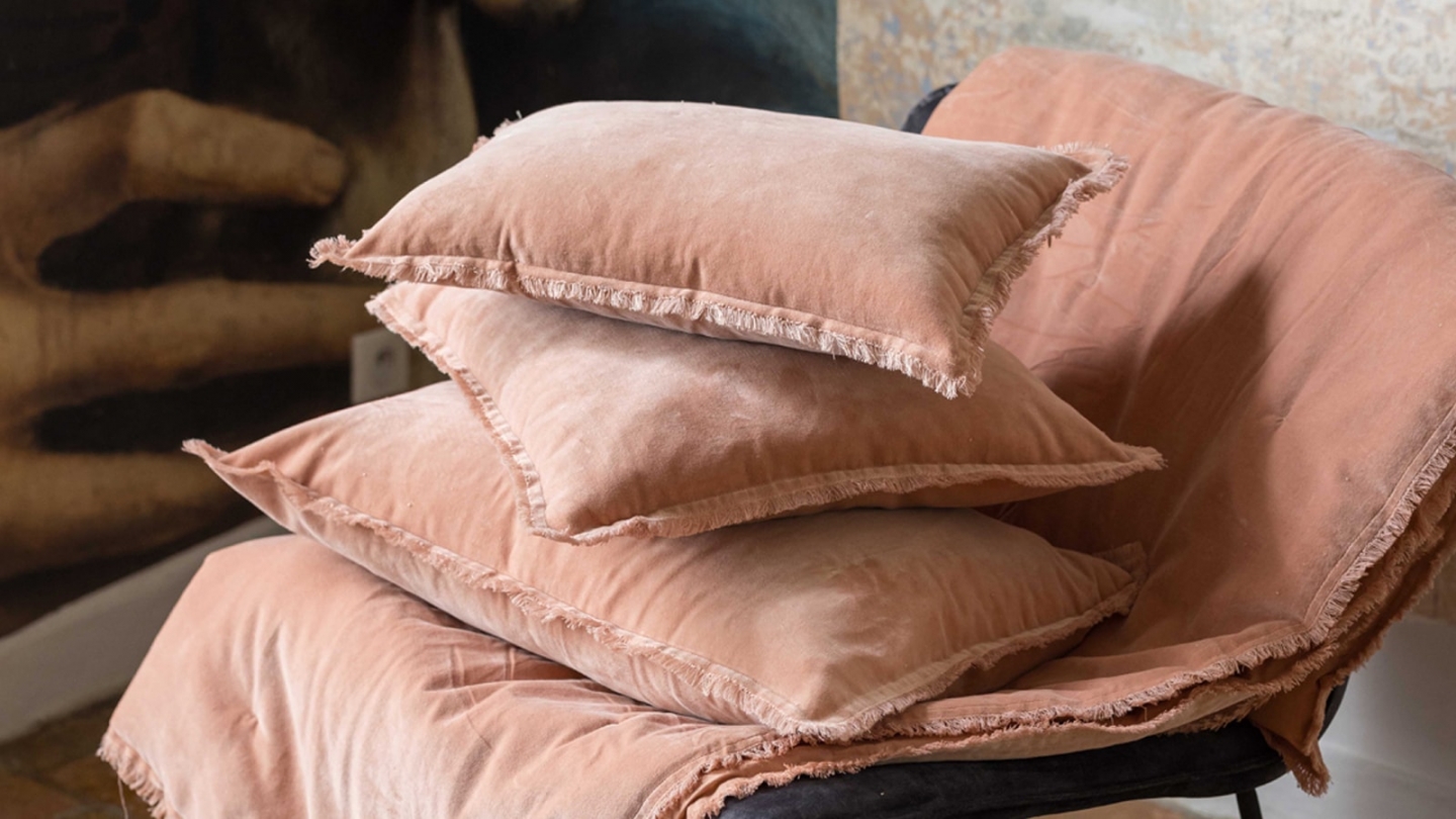 Coussin à frange en velours rose dragée 45 x 45 cm - Fara