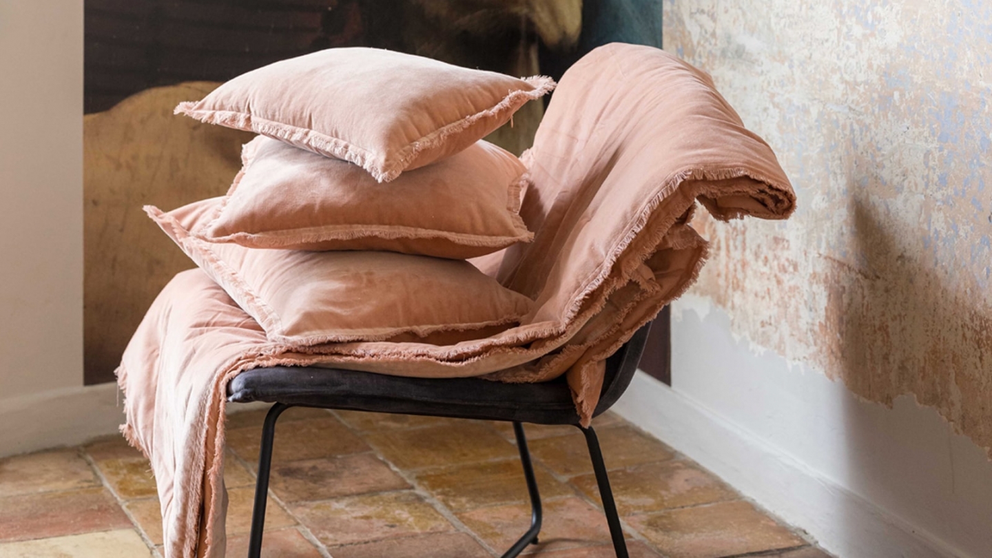 Coussin à frange en velours rose dragée 45 x 45 cm - Fara