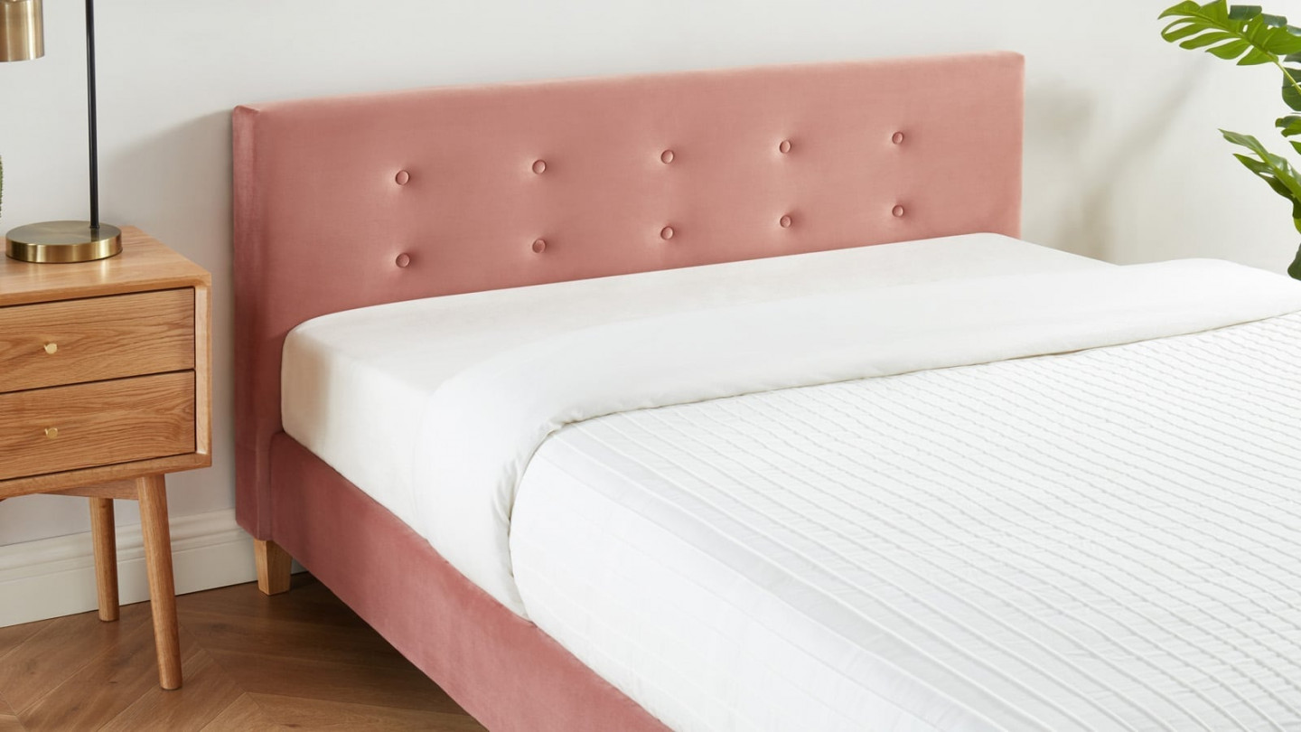 Lit adulte avec tête de lit capitonnée en velours rose blush - sommier à lattes 140x190cm - Collection Milo