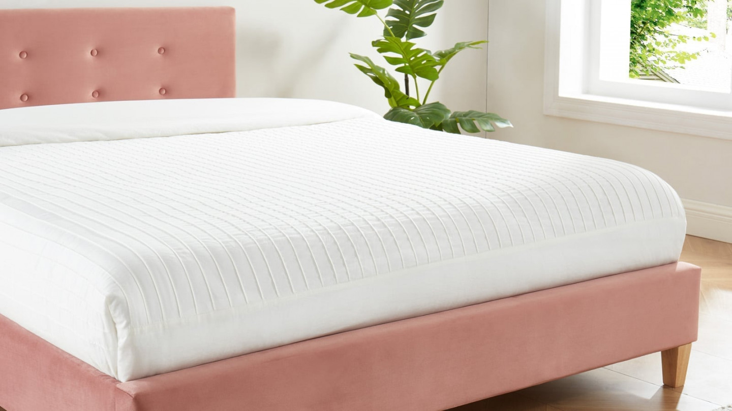 Lit adulte avec tête de lit capitonnée en velours rose blush - sommier à lattes 140x190cm - Collection Milo