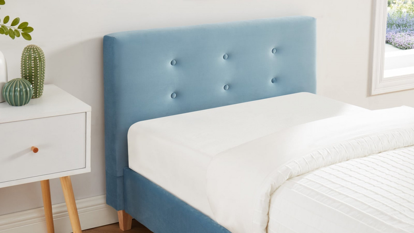 Lit simple avec tête de lit capitonnée en velours bleu vintage - sommier à lattes 90x190cm - Collection Milo